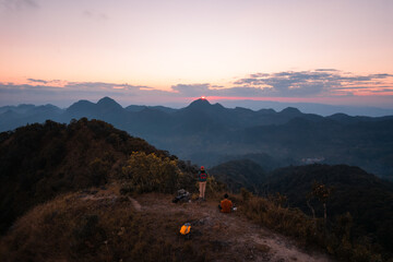 有没专门帮人贷款的人